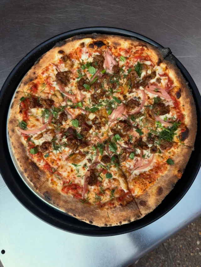 This special is one of my favorites yet! 💋 Ethically Non-Carnivorous 💋 is the perfect blend of garlicky, oniony, vegany deliciousness and ideal to split with that special someone(s)! 🍕 🦴 
•
•
•
•
•
#pizza #pizzalover #dcfood #dcpizza #pizzagram