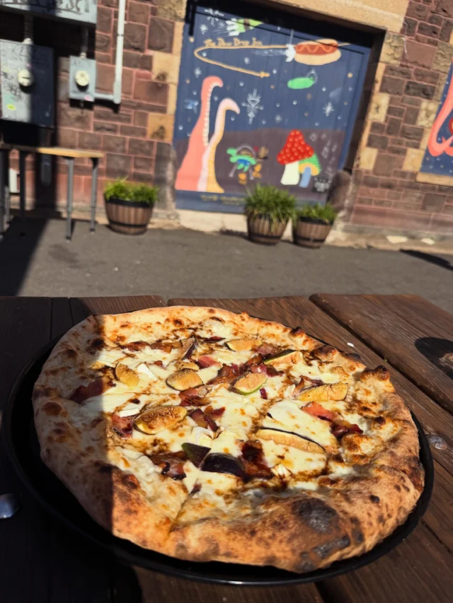 We know a lot of you may be missing 🍷 Girl Dinner 🍷, but have you tried ⚡️Figgy Stardust ⚡️?! It's a delicious white pizza with brie, figs, bacon, and a balsamic finish... it's a soon to be classic, so get it while it's hot! 🍕 🦴